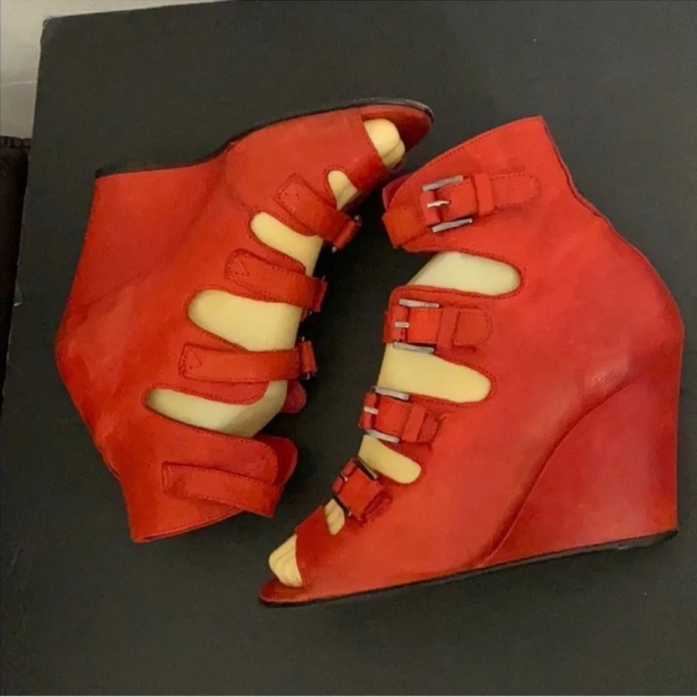 Authentic Surface To Air red leather designer wedge sandals sz 7 Euro 37